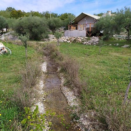 Prima Insula Glamping Hotel Brusici Exterior foto