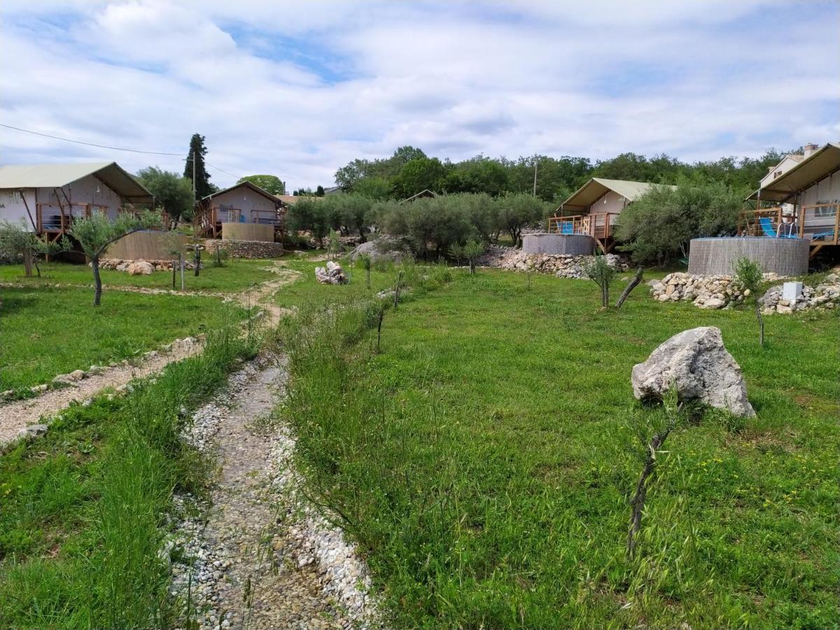 Prima Insula Glamping Hotel Brusici Exterior foto